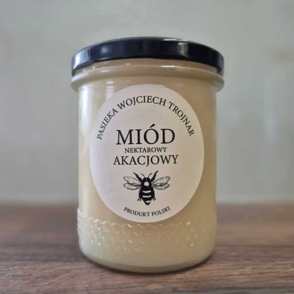 Miód Akacjowy długo zachowuje płynną konsystencję i ma wyjątkowo łagodny, słodki smak. Polecany jest osobom z wrażliwym układem trawiennym.