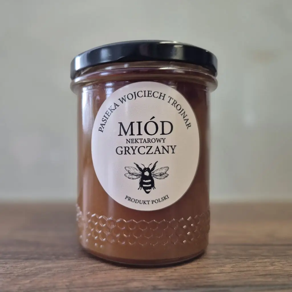 Miod Gryczany ma ciemną barwę i wyrazisty, charakterystyczny smak. Jest bogaty w antyoksydanty i wspiera pracę układu krwionośnego.
