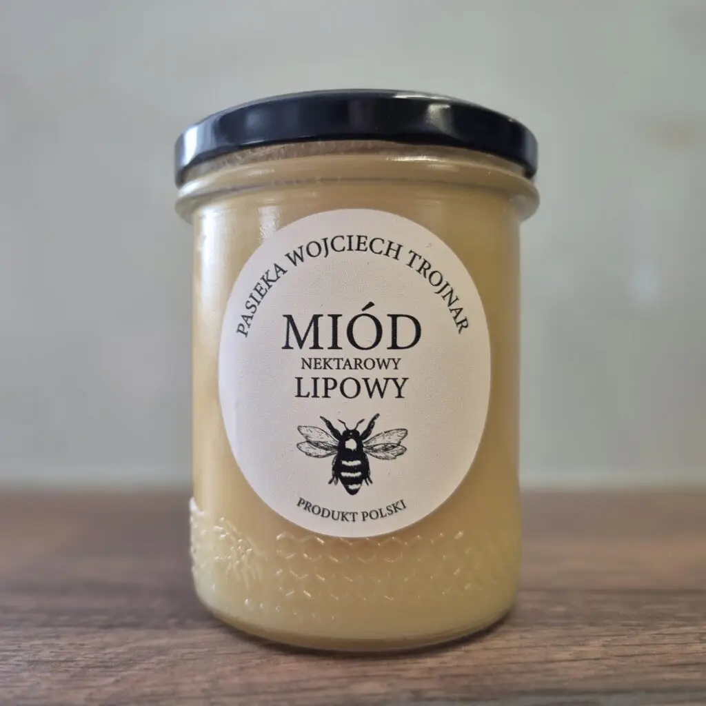 Miód Lipowy ma intensywny aromat i lekko mentolowy posmak. Jest znany ze swoich właściwości wspomagających przy przeziębieniach i kaszlu.