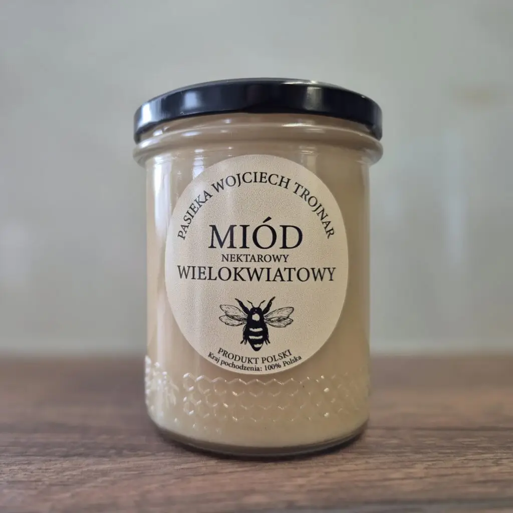 Miód Wielokwiatowy to uniwersalny produkt o łagodnym smaku i bogatym składzie z różnorodnych kwiatów. Wspiera odporność i świetnie sprawdza się jako naturalny słodzik.