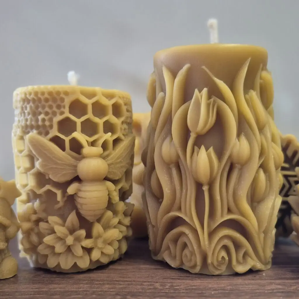 Świece z wosku pszczelego palą się czysto i wydzielają naturalny, miodowy aromat. Oczyszczają powietrze z toksyn i tworzą przytulną, zdrową atmosferę w domu.